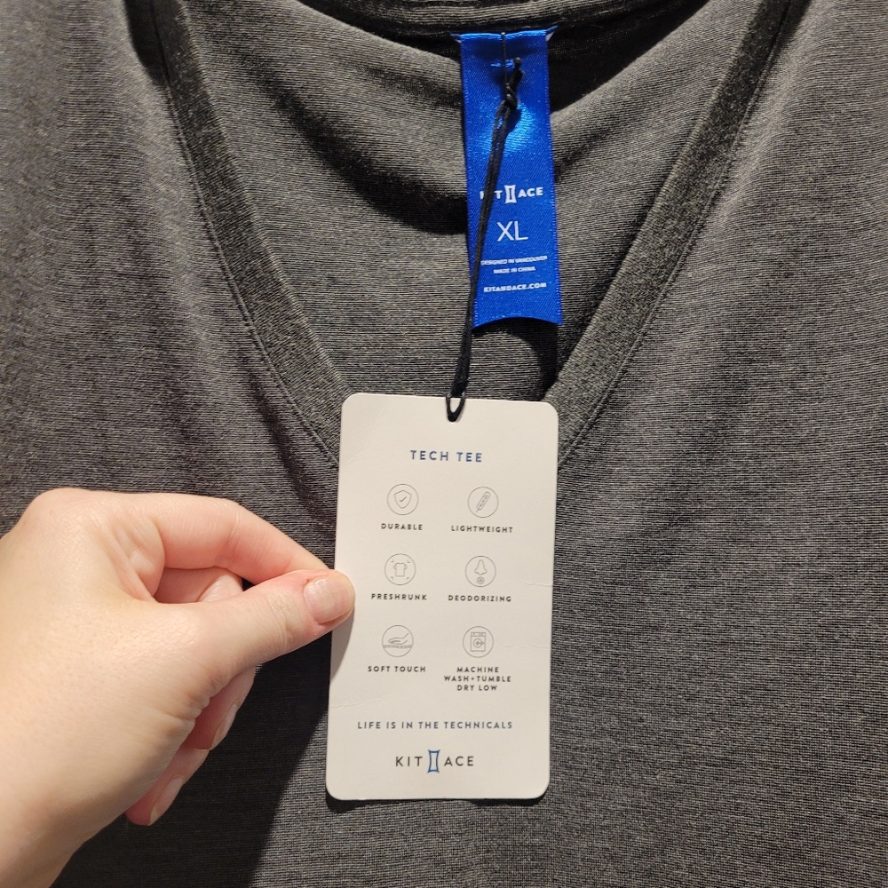Kit and Ace V Neck Tech Tee. Size XL. Heather Charcoal